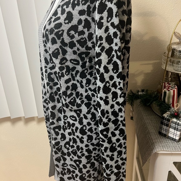 Nine West Leopard Cardigan SIZE M. - Picture 7 of 14